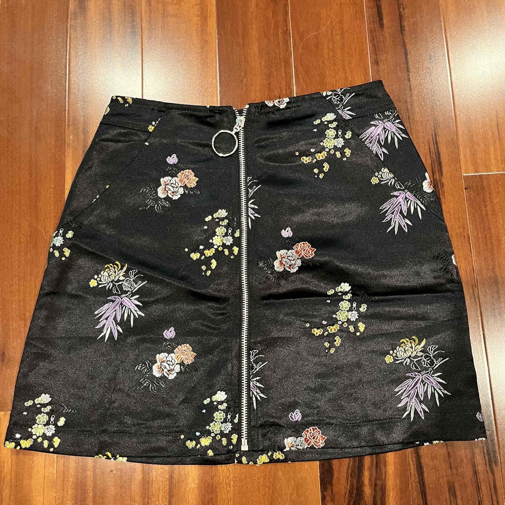 AKIRA Chicago‎ Black Label Skirt Mini Floral Asian Print Front Ring Zip Size XS